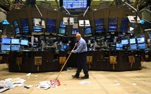 Wall Street interrompe s&eacute;rie de ganhos a corrigir de m&aacute;ximos