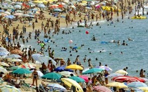 Desaconselhados banhos 'a toda a população' nas praias da margem Sul do Tejo  