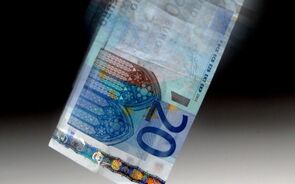 Euro no vermelho e libra ainda a rondar mínimos de junho de 2020