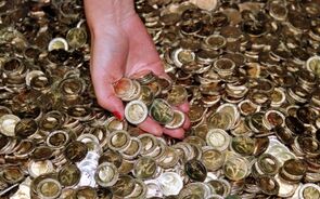 Euro ganha terreno e libra avança pela terceira sessão