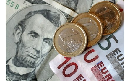 Euro acentua queda e negoceia abaixo de 1,07 dólares