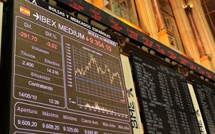 Bolsa de Madrid sobe mais de 2% animada pela banca