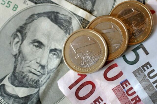 Euro acentua queda e negoceia abaixo de 1,07 dólares