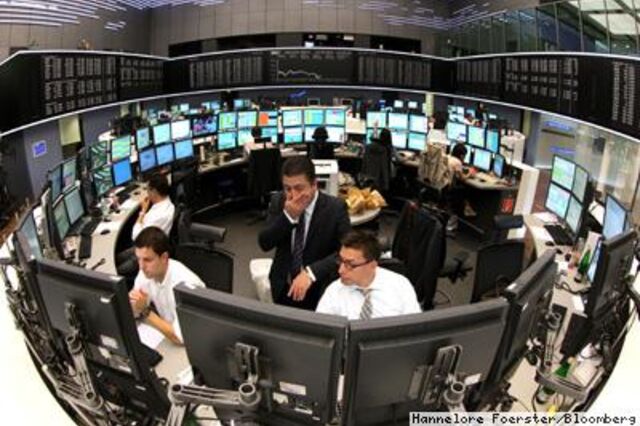 Europa fecha semana com maioria de perdas. Setor automóvel e do luxo travaram maiores quebras