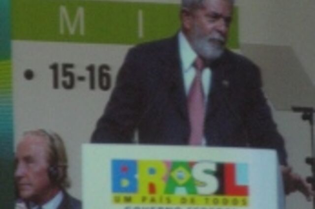 Lula vende praias, &quot;caipir&iacute;ssimas&quot; e estabilidade econ&oacute;mica