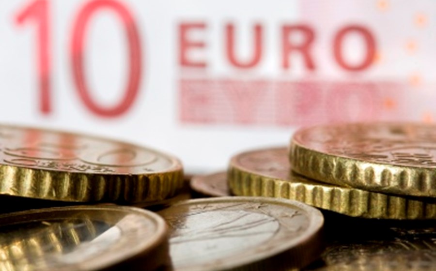 Euro recua pelo segundo dia pressionado por receios de abrandamento da economia