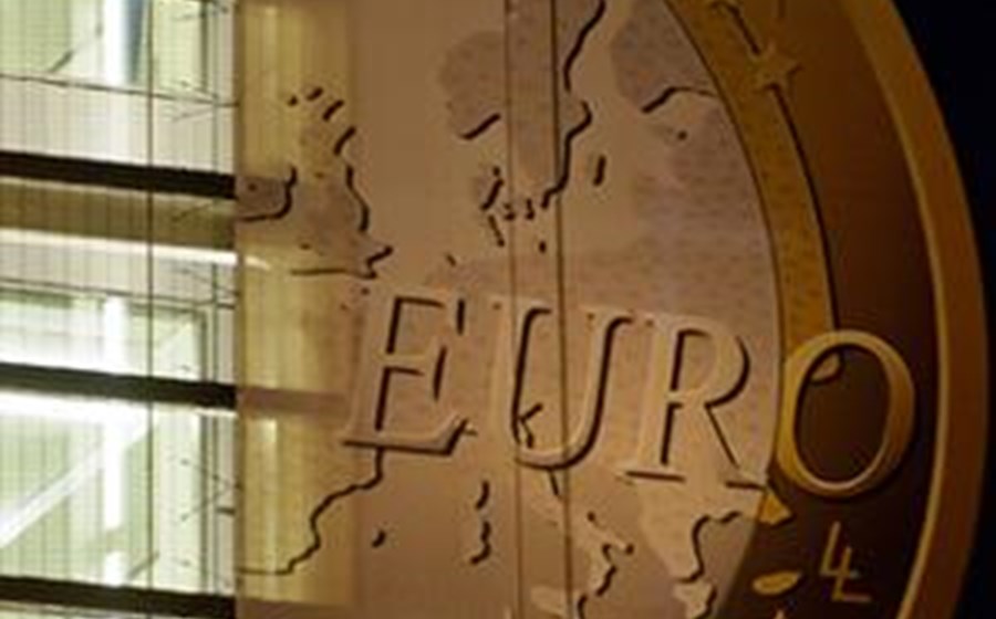 Euro cai para m&iacute;nimos de dois anos