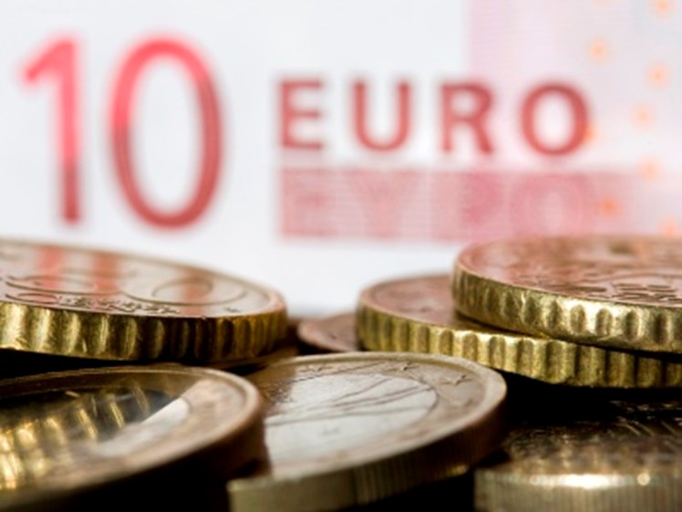 Euro recua pelo segundo dia pressionado por receios de abrandamento da economia