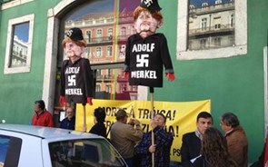 Cerca de 100 pessoas na manifesta&ccedil;&atilde;o anti-Merkel