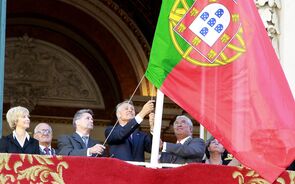 5 de Outubro de 2012 - Último feriado do 5 de Outubro, marcado pelo içar da bandeira nacional ao contrário