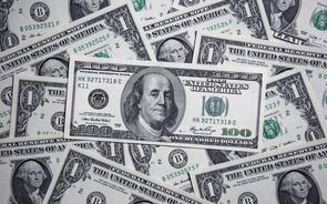Dólar recua face a divisas rivais