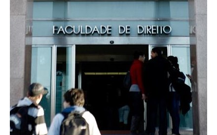 Estudantes fecham Faculdade de Direito da Universidade de Lisboa