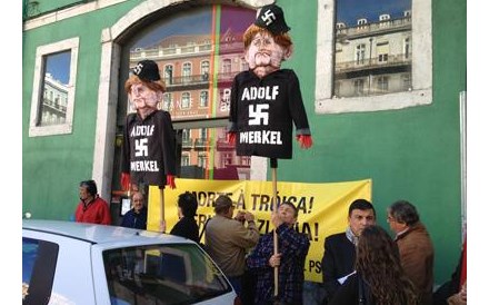 Cerca de 100 pessoas na manifesta&ccedil;&atilde;o anti-Merkel