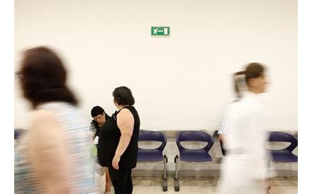 Hospitais discriminam enfermeiros nos salários