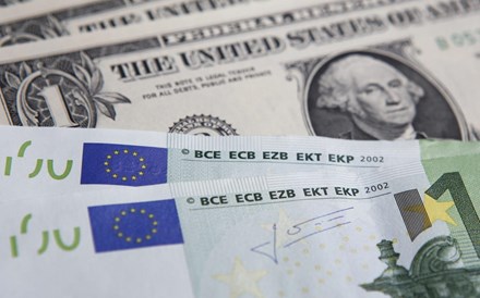 Euro recupera de novo mínimo de mais de 12 anos