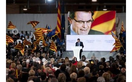 Partido de Artur Mas ganha elei&ccedil;&otilde;es regionais na Catalunha mas perde deputados (act.)