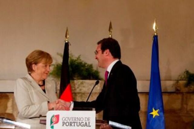 PS acusa Passos Coelho de "submiss&atilde;o e subservi&ecirc;ncia" 