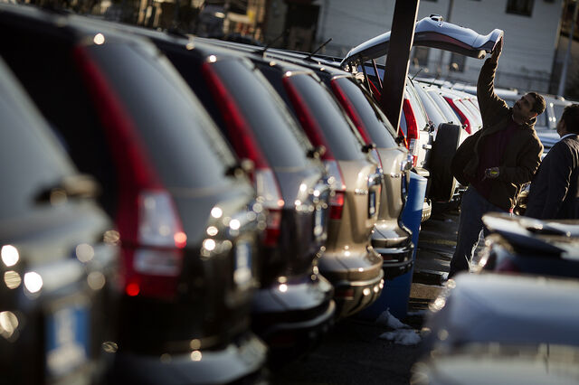 Vendas de automóveis caem mais de 8% em fevereiro