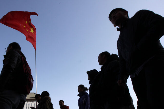 China volta a afundar mais de 3% após dados económicos