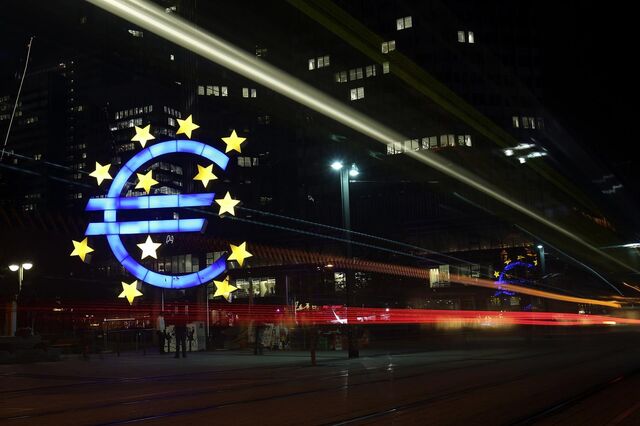Euro desvaloriza para mínimo de 11 anos abaixo de 1,15 dólares