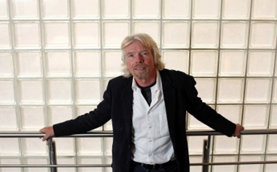 FirstGroup empurra Richard Branson da explora&ccedil;&atilde;o de comboios no Reino Unido