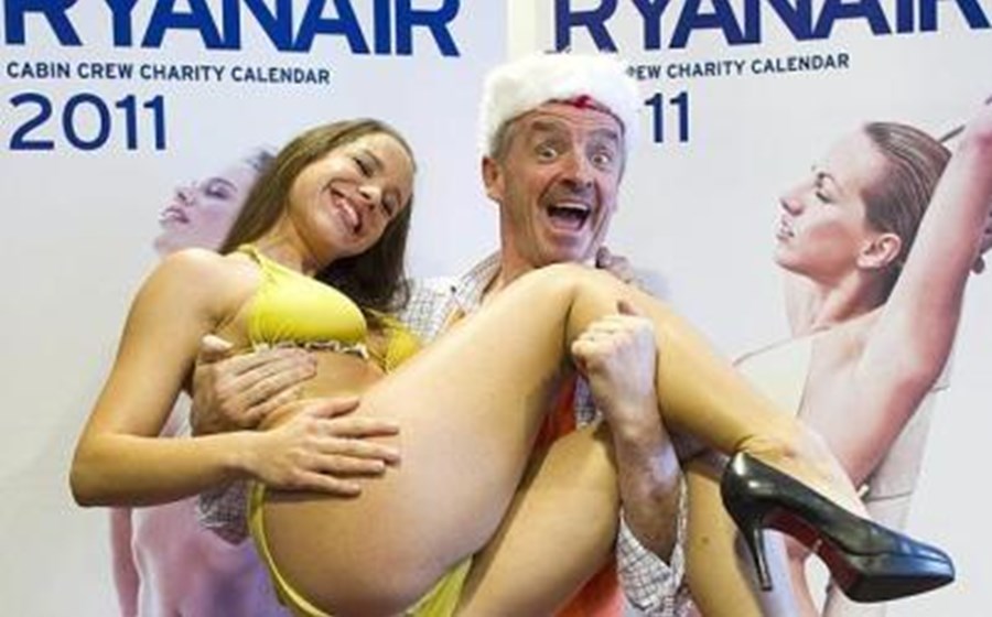 Ryanair exige que hospedeiras percam peso para poupar no combust&iacute;vel