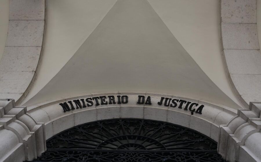 O Instituto dos Registos e do Notariado é tutelado pelo Ministério da Justiça.