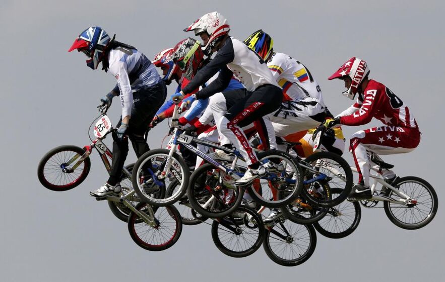 Bolas, muita água e bicicletas no dia em que Bolt fez história