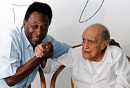 Oscar Niemeyer e o antigo jogador de futebol Pelé a 4 de Novembro de 2012 (Marcos Michael/Reuters)