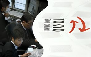 Nikkei 225 recua de máximos com maior queda em mais de oito meses