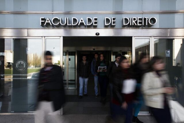 PSP reabre portas da Faculdade de Direito sob protesto dos estudantes