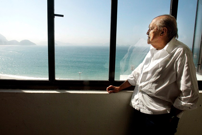 Oscar Niemeyer no seu estúdio em frente à praia de Copacabana no Rio de Janeiro. 16 de Junho de 2003. (Sergio Moraes/Reuters)