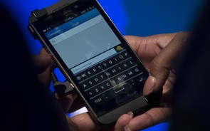 Acções da BlackBerry afundam mais de 20% após prejuízos trimestrais