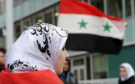 Síria promete responder se for atacada. Cameron já convocou o Parlamento  