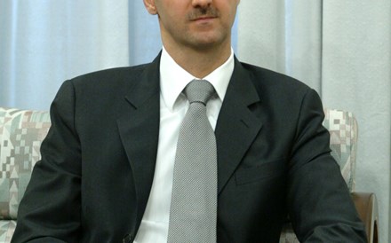 Assad entrega armas químicas quando Estados Unidos cessarem as ameaças