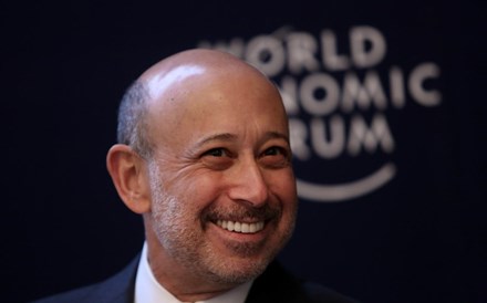 Goldman Sachs apresenta lucros acima do esperado e sobe dividendos