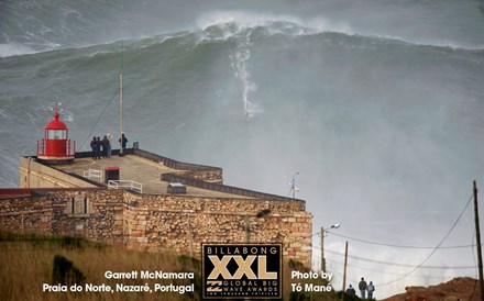 McNamara põe onda da Nazaré na capa do britânico The Times