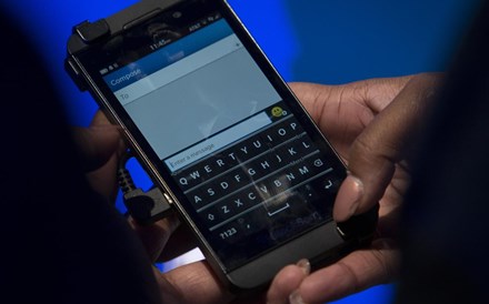 Acções da BlackBerry afundam mais de 20% após prejuízos trimestrais