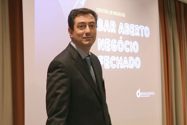 Cocktail de negócios: Contactos que se fazem de copo na mão
