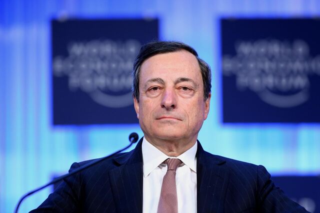 'Mente aberta' sobre taxa negativa nos depósitos abala moeda única 