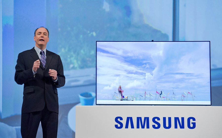 Tim Baxter, presidente da Samsung, fala sobre uma das novas Tvs da companhia sul-coreana. A Samsung apresentouTVs com ecrãs que chegam às 110 polegadas, com processadores quad-core (com quatro núcleos).