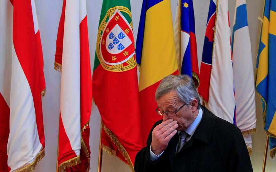 Jean Claude Juncker abandona a sede do Conselho da União Europeia onde teve lugar uma Cimeira de Líderes Europeus a 22 de Novembro de 2012 (Yves Herman/Reuters)