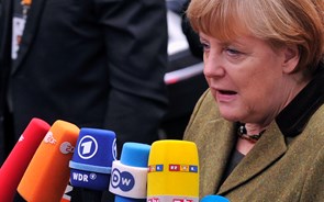 Coligação de Merkel supera toda a oposição nas sondagens pela primeira vez em quatro anos