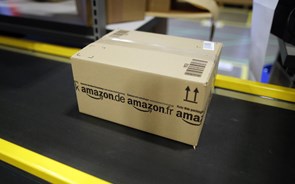 Amazon Espanha reduz portes para Portugal depois de loja britânica acabar com entregas gratuitas