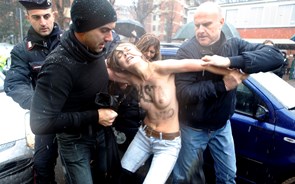 Manifestantes em topless protestam durante voto de Berlusconi em Milão