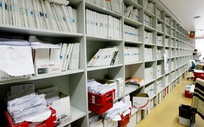 processos tribunais justiça prateleiras estantes papelada