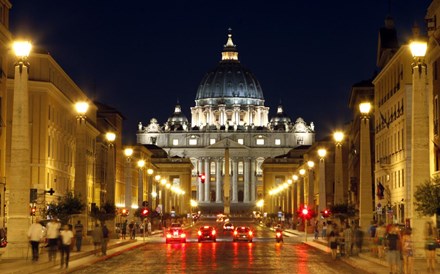 Alto clérigo que trabalhava no banco do Vaticano detido em Roma