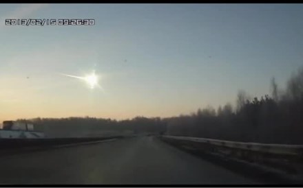 Meteorito cai na Rússia e faz mais de 400 feridos