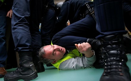 Grevistas da Iberia entram em confronto com a polícia