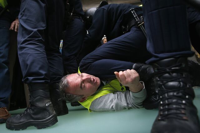 Grevistas da Iberia entram em confronto com a polícia